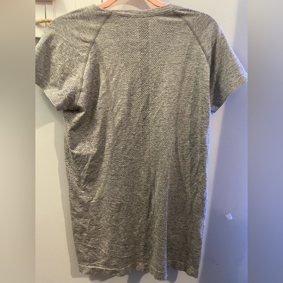 Grey lulu lemon short sleeve - Picture 2 of 3
